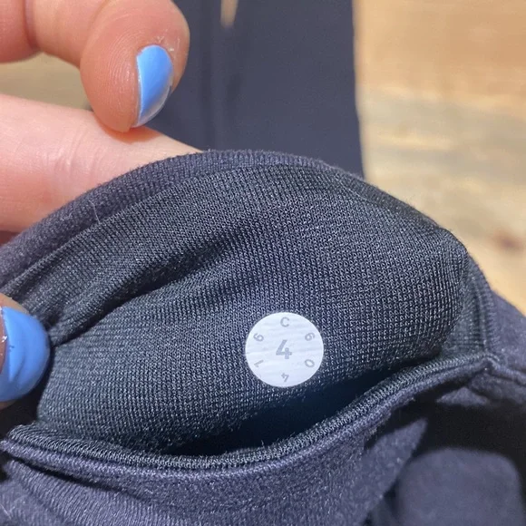 LULULEMON SIZE 4 LOW RISE LEGGINGS - Picture 3 of 4